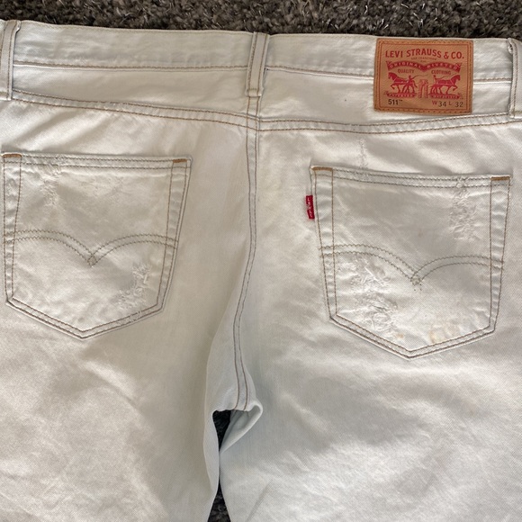 Distressed Levi’s with light rust color spots - Picture 6 of 7